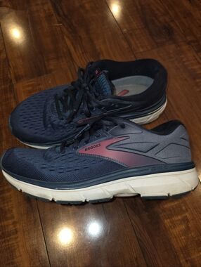 Brooks Womens Dyad II Navy Running Shoes with Maroon Accent